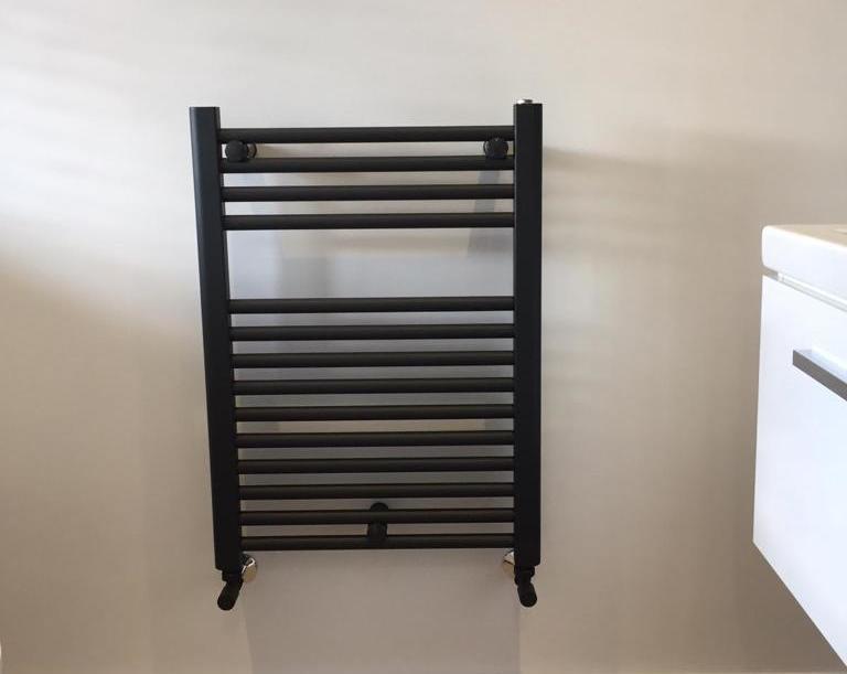 Anthracite wall-hung towel radiator with concealed pipework